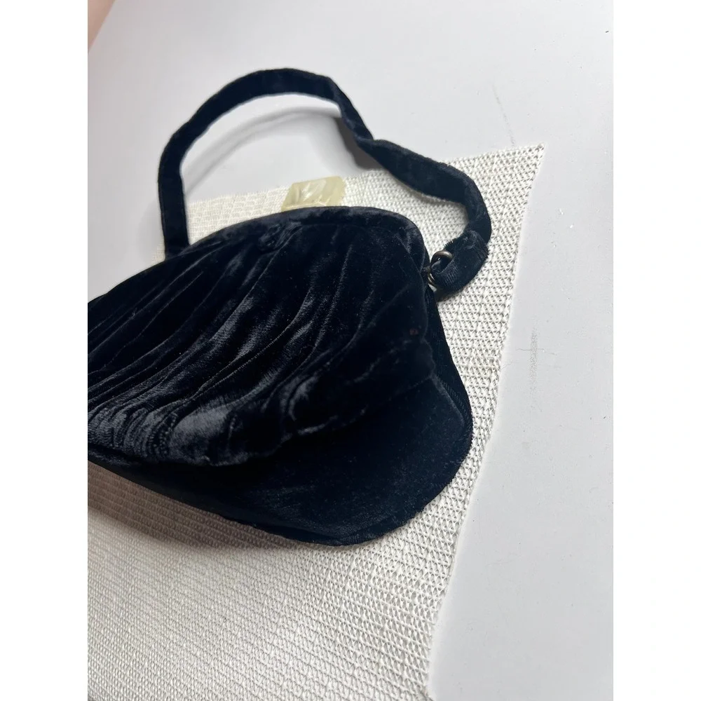 Vintage CB‎ Made in USA Black Velvet Evening Bag Lucite Clasp Peach Satin Lining
